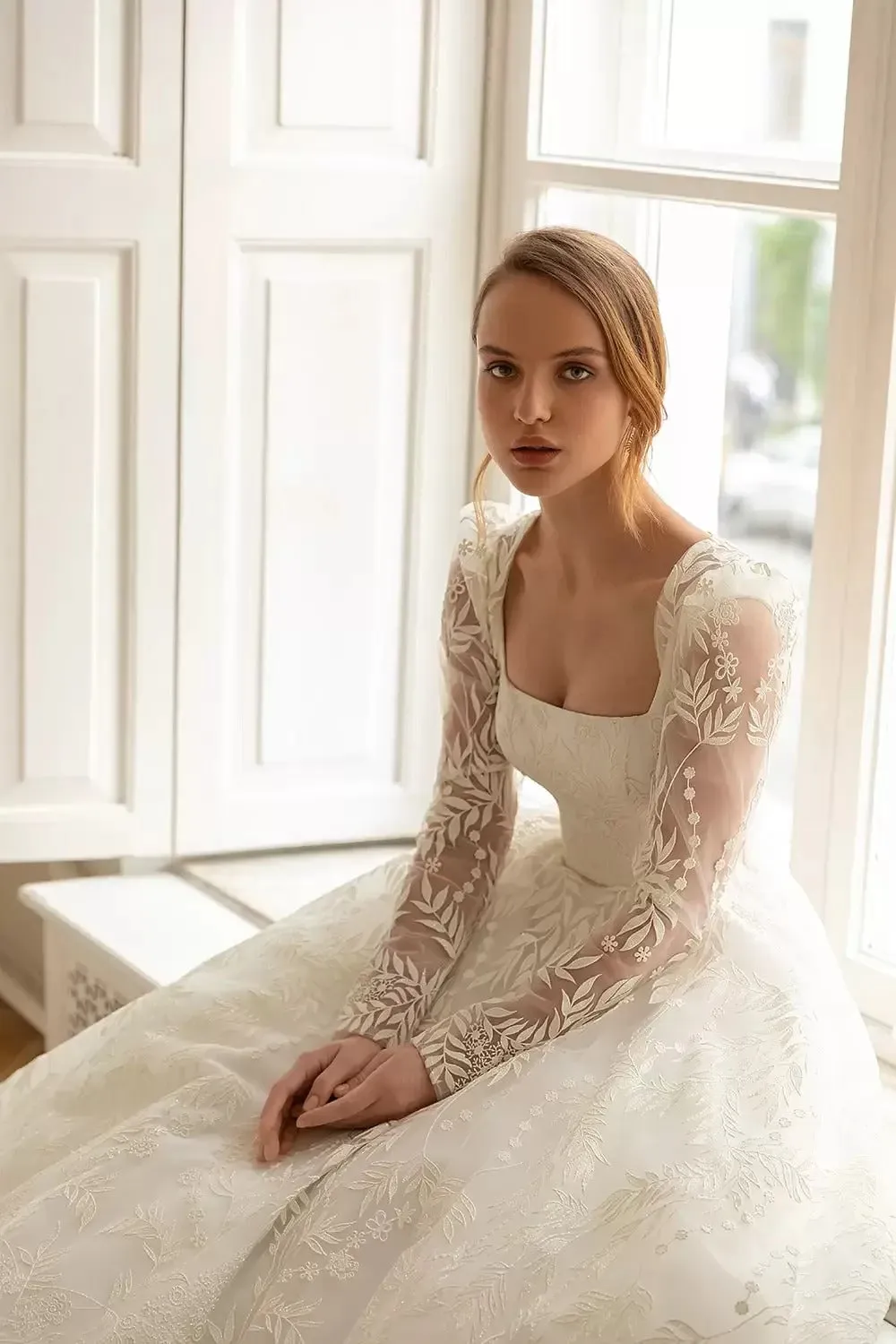 Here is an optimized title for the product:

Elegant Square Neck Wedding Dress with Luxury Lace and Detachable Sleeves

This title adds the modifier Elegant to emphasize the sophistication and refinement of the dress, while clearly conveying the key features of the product.