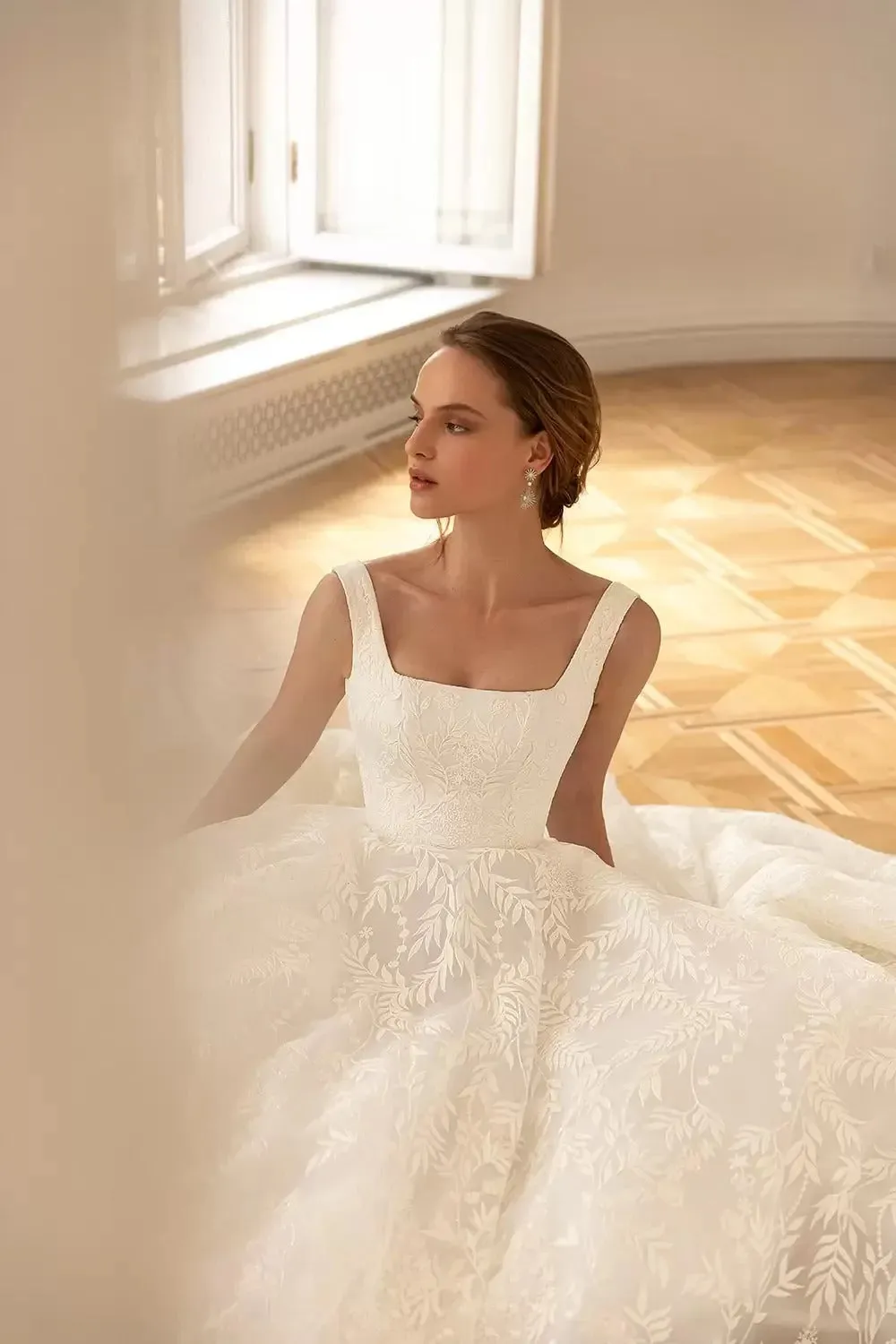 Here is an optimized title for the product:

Elegant Square Neck Wedding Dress with Luxury Lace and Detachable Sleeves

This title adds the modifier Elegant to emphasize the sophistication and refinement of the dress, while clearly conveying the key features of the product.