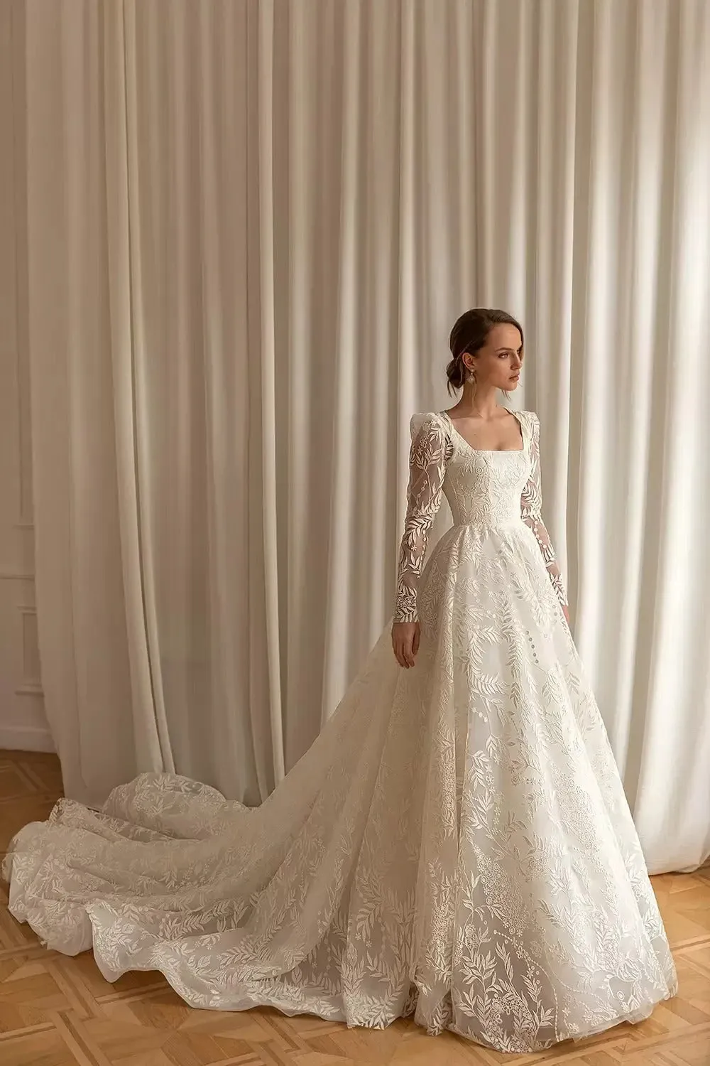 Here is an optimized title for the product:

Elegant Square Neck Wedding Dress with Luxury Lace and Detachable Sleeves

This title adds the modifier Elegant to emphasize the sophistication and refinement of the dress, while clearly conveying the key features of the product.